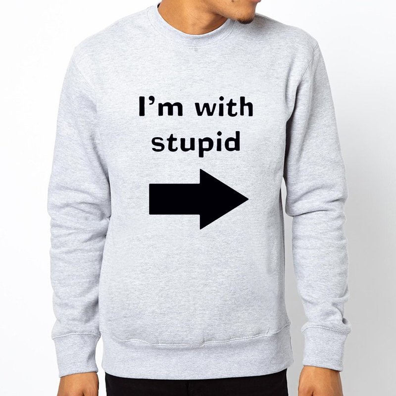 I'M WITH STUPID 大学T 刷毛 中性版 灰色 我跟笨蛋在一起 文青 设计 时髦 文字 趣味 - 男装上衣/T 恤 - 棉．麻 灰色