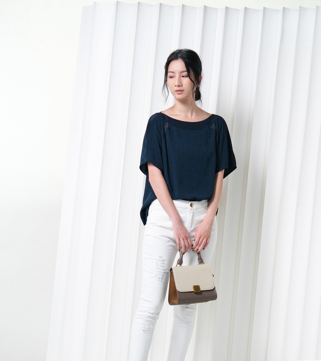 三角透视圆领短袖上衣-藏青蓝 - 女装上衣 - 聚酯纤维 蓝色