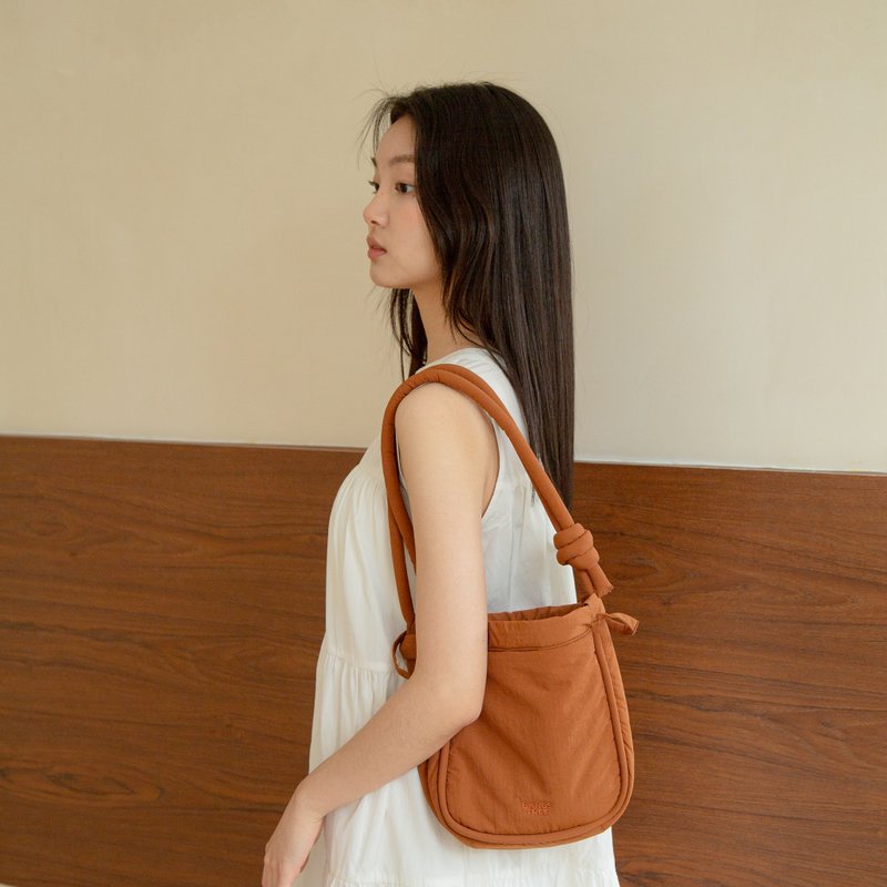 松松散步侧背小包 - 棕色 - 侧背包/斜挎包 - 尼龙 咖啡色