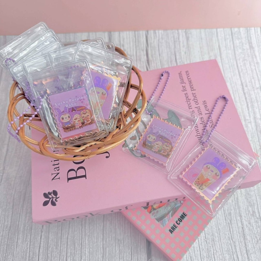 【幸运紫娃】炫彩邮票压克力吊饰  台湾珍奶 咖啡时光 吊饰 - 玩偶/公仔 - 压克力 