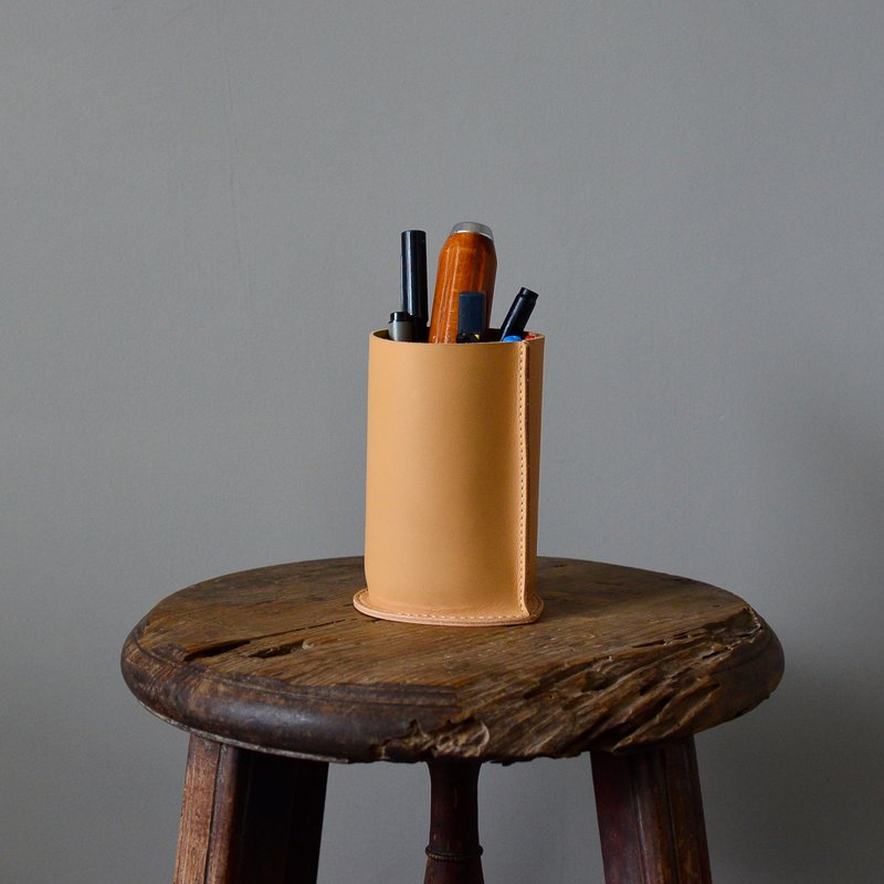 【桌面上的清道夫】皮革笔筒 - 笔筒/笔座 - 真皮 卡其色