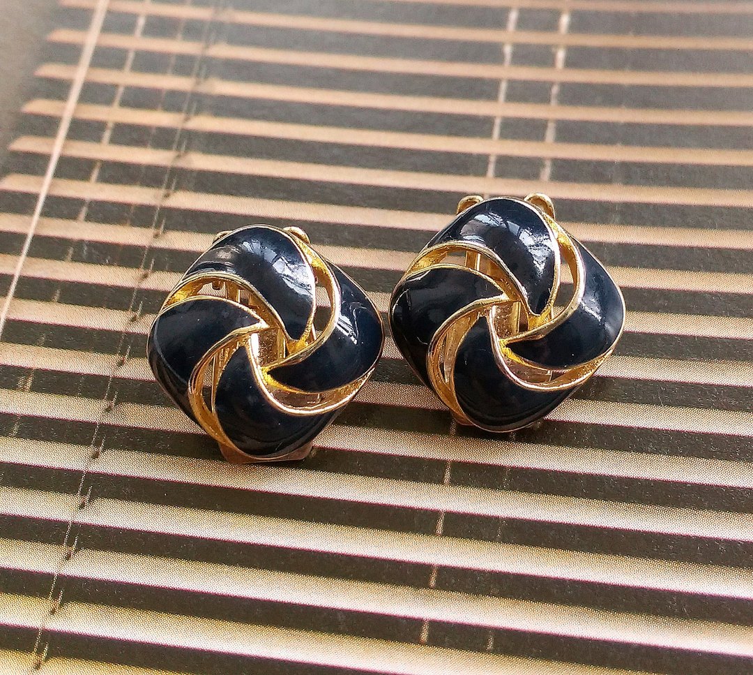 小巧 小旋风 夹式耳环。西洋古董饰品 - 耳环/耳夹 - 其他金属 金色