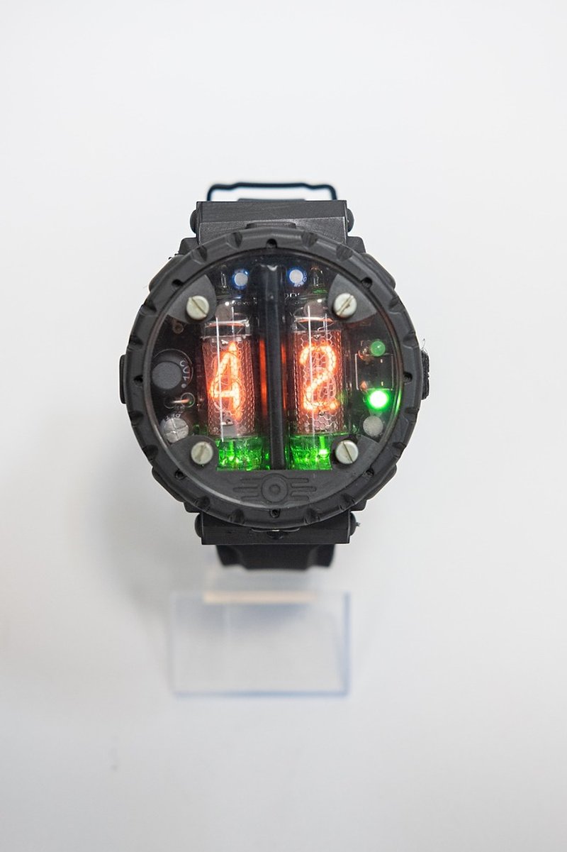 Nixie 管手表 IN-16，石墨色 - 其他 - 塑料 灰色