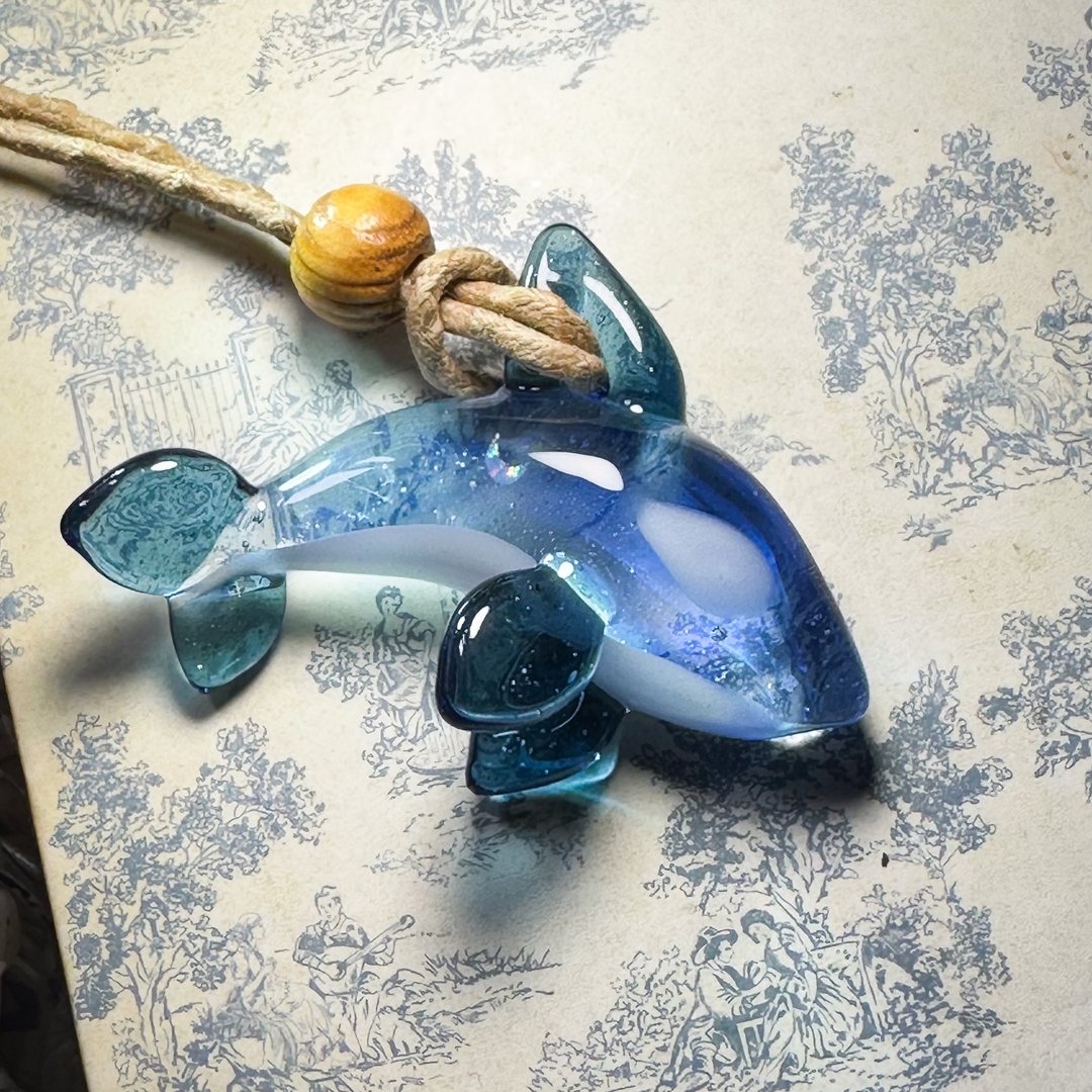 玻璃虎鲸宇宙吊坠 / 内含月亮蛋白石 2208305 - 项链 - 玻璃 蓝色