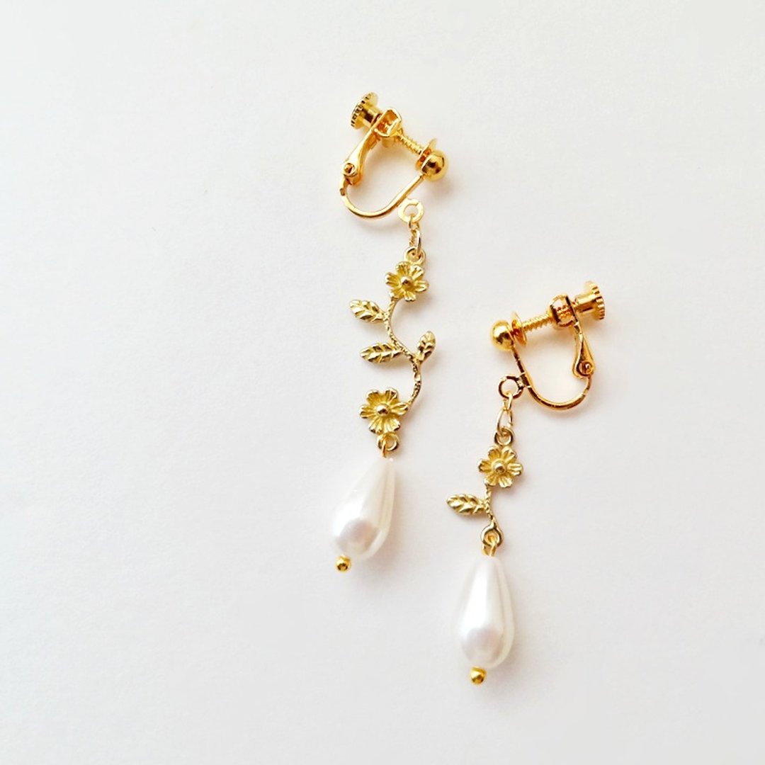 Pearl Drops Brass Flower Earrings - 耳环/耳夹 - 其他金属 白色