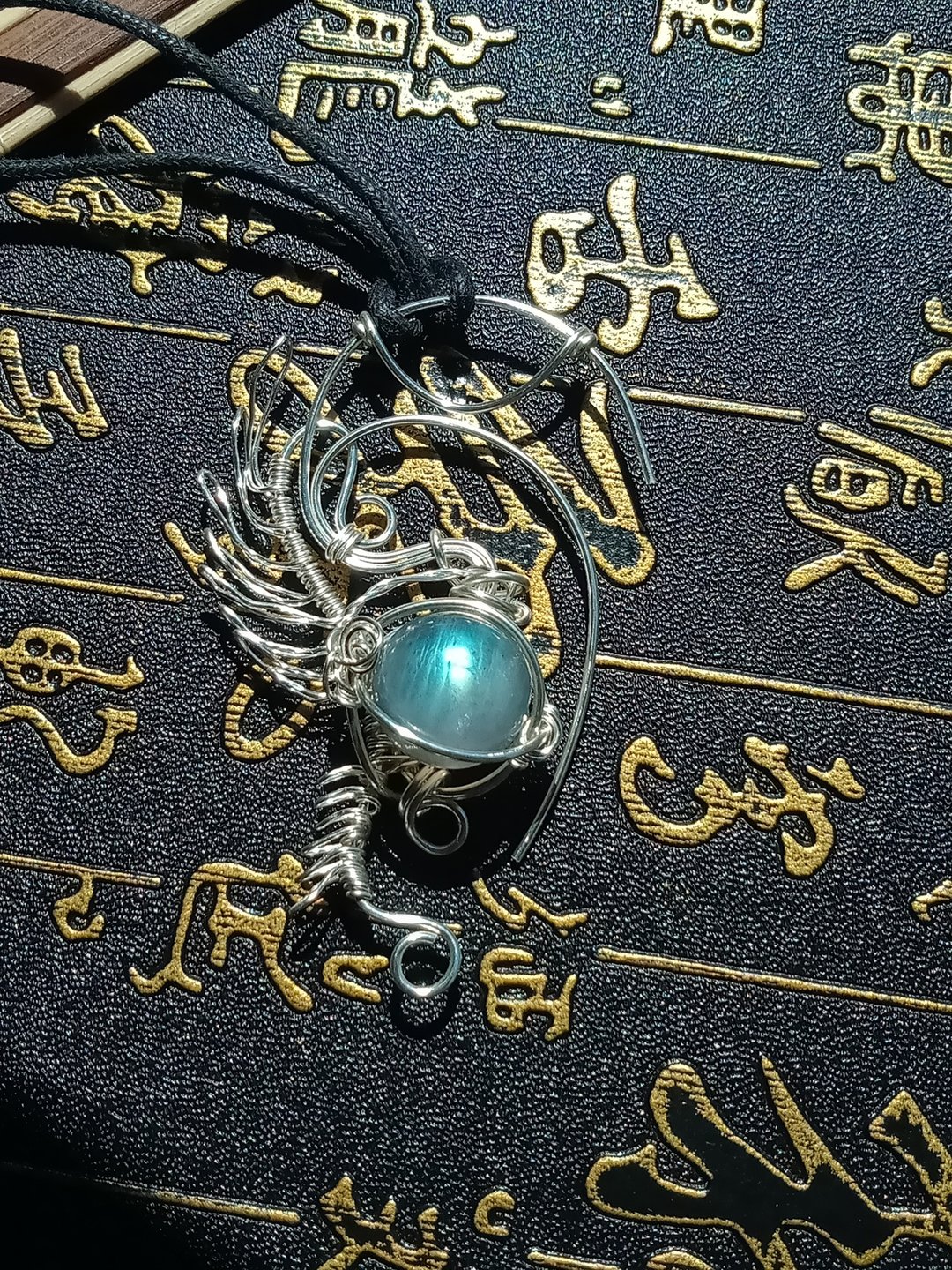 佚名山河。项链。神秘脊椎骨(?)。拉长石。金属编织 - 项链 - 宝石 蓝色