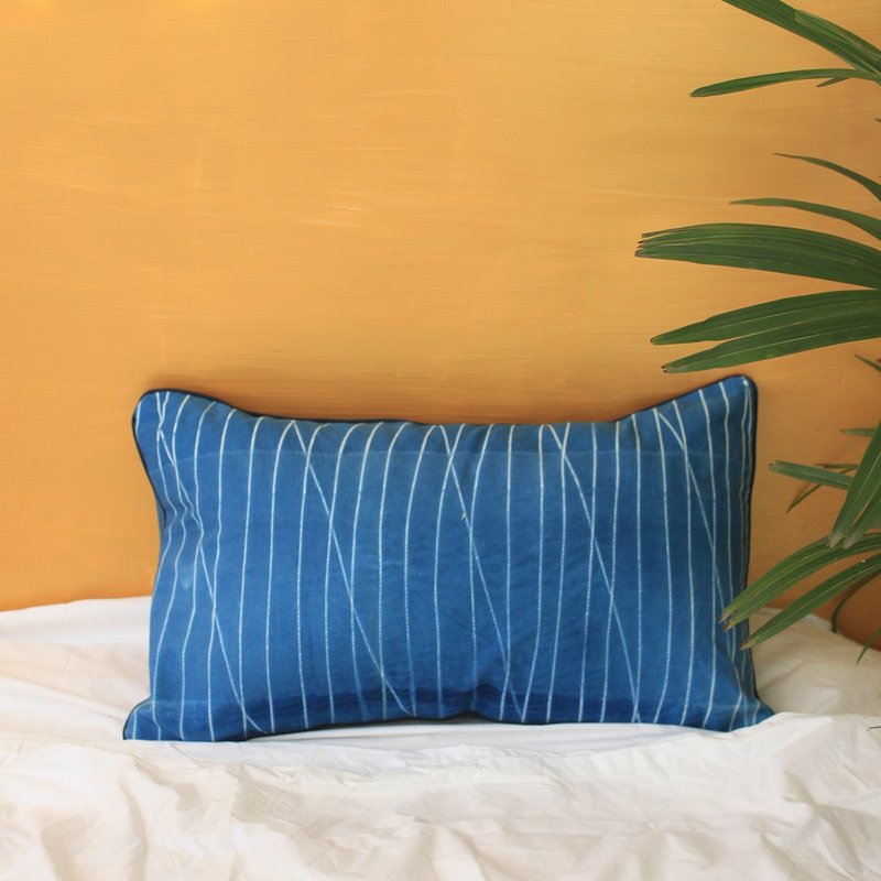 Indigo 手工藍染抱枕 亂線單品 - 枕头/抱枕 - 棉．麻 蓝色