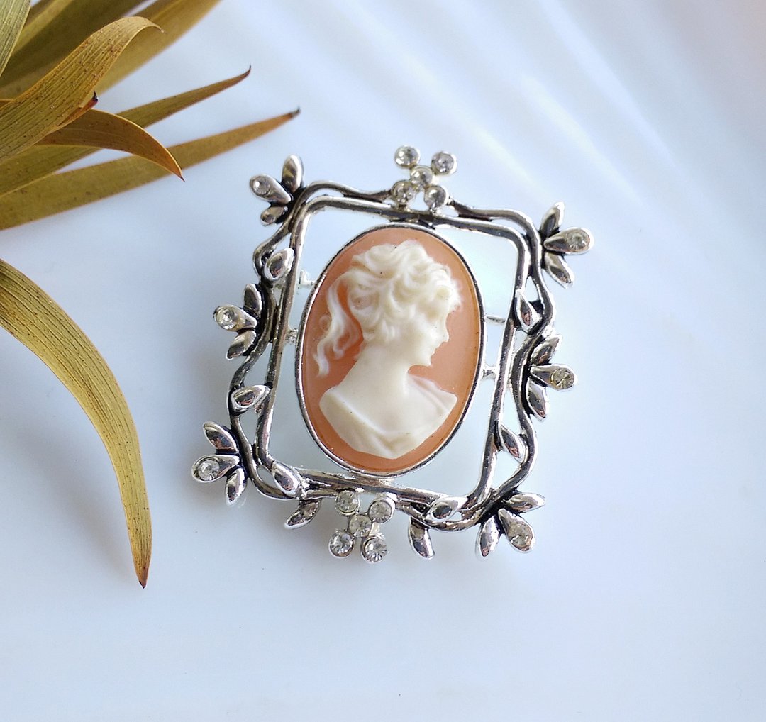【西洋古董饰品】银色调  优美花边框  CAMEO  浮雕仕女 别针 - 徽章/别针 - 其他金属 蓝色