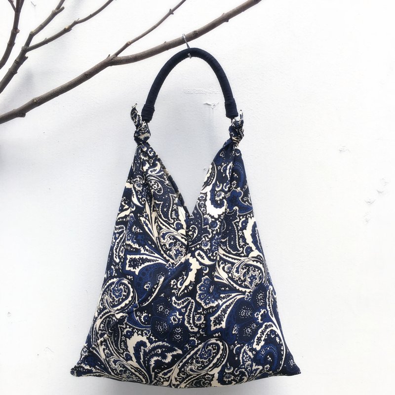 SAMEDi - 随性绑结手提包-图腾蓝 - 手提包/手提袋 - 聚酯纤维 蓝色