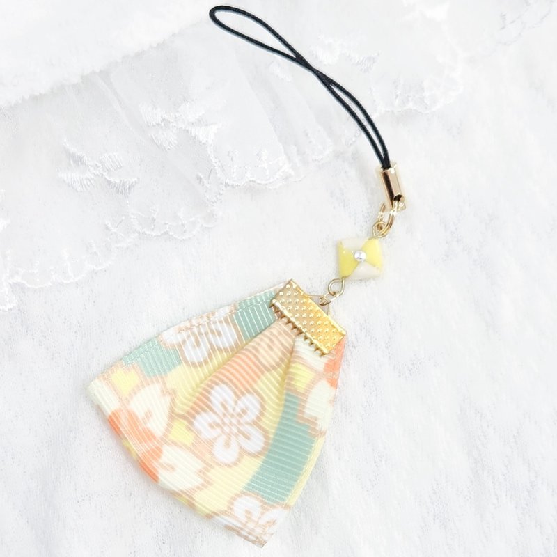 折纸 × 花卉图案缎带吊饰的和风钥匙圈 / 手机挂绳 / 包包吊饰 │ 黄色 │ 现货寄出 - 挂绳/吊绳 - 其他材质 黄色