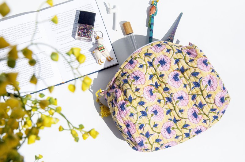 手工木刻印相机包/木刻印化妆包/手机包/杂物包/流苏手拿包-花朵 - 化妆包/杂物包 - 棉．麻 多色