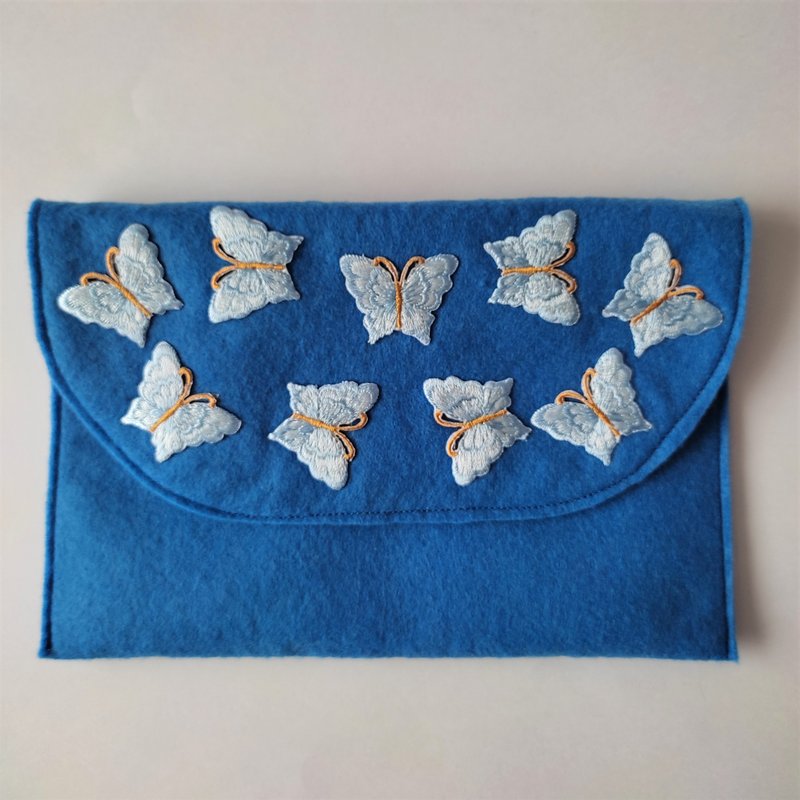 手拿包 Felt clutch blue cosmetic bag small bag butterfly handbag - 手拿包 - 其他人造纤维 蓝色