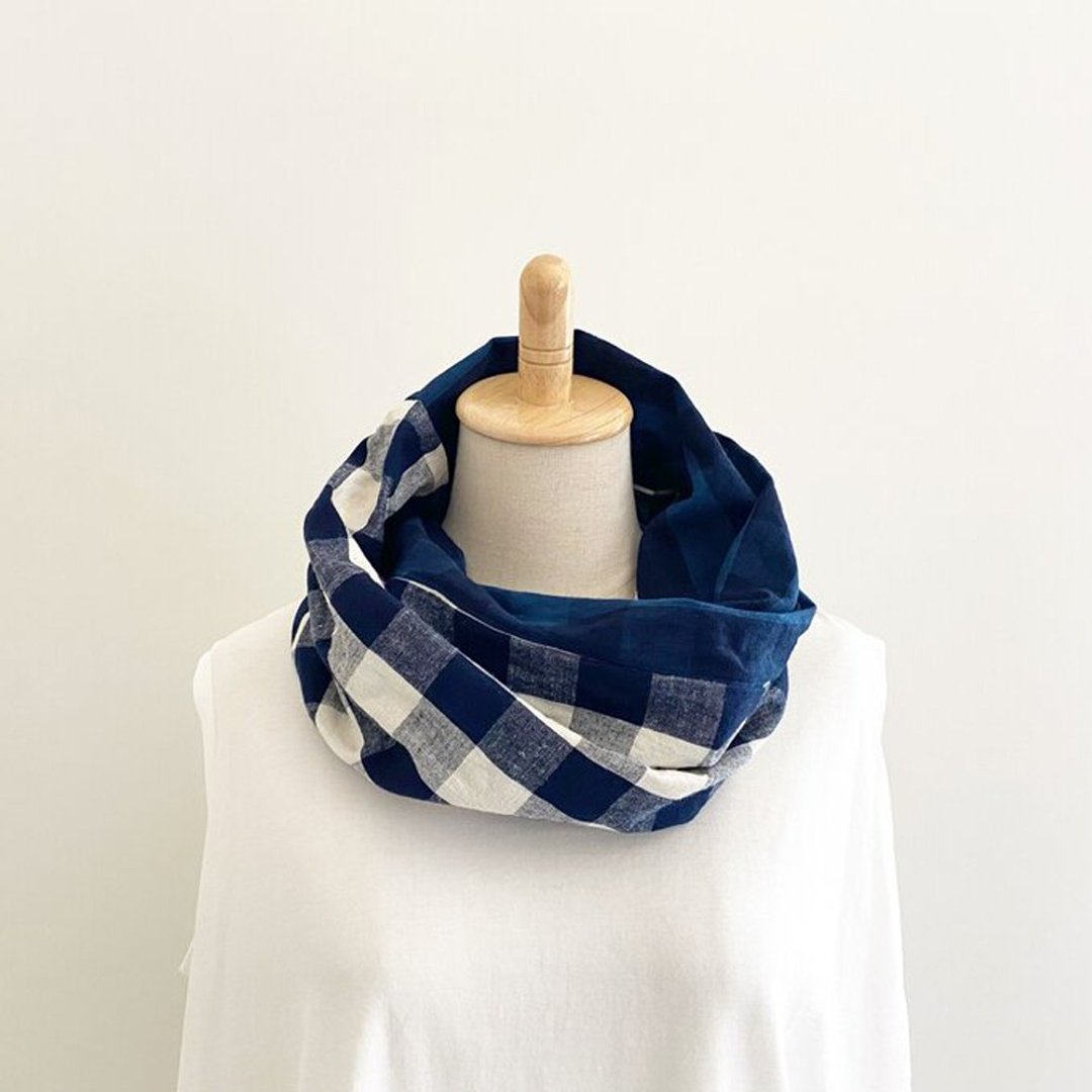 Gingham check snood made in Japan off-white navy bicolor - 围巾/披肩 - 棉 多色