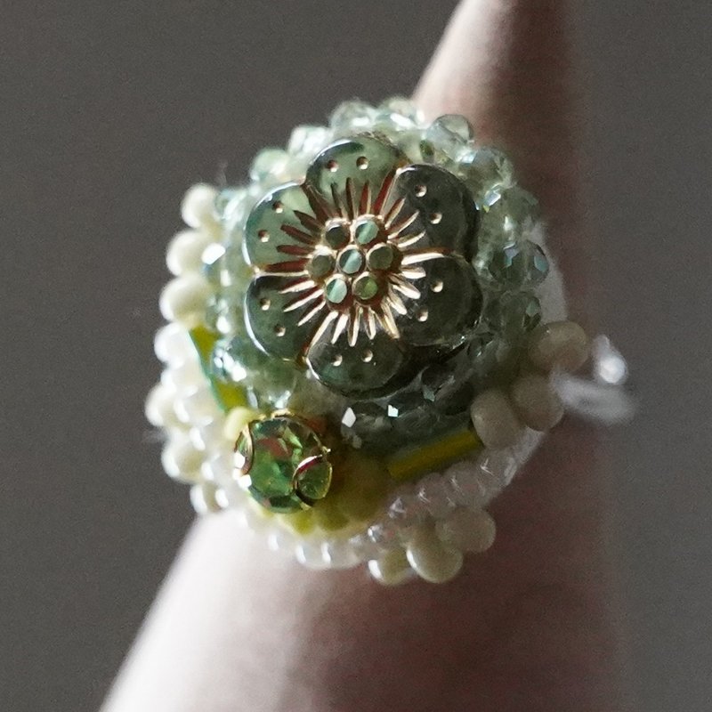 Talkative Ring 75 Free Size Bead Embroidery Ring Flower Green Multicolor - 戒指 - 塑料 绿色