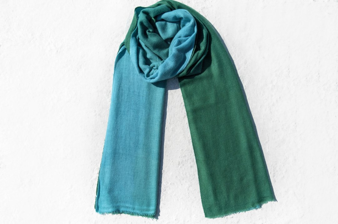 喀什米尔Cashmere/羊绒围巾/纯羊毛围巾披巾/戒指绒披肩-蓝绿渐层 - 围巾/披肩 - 羊毛 多色