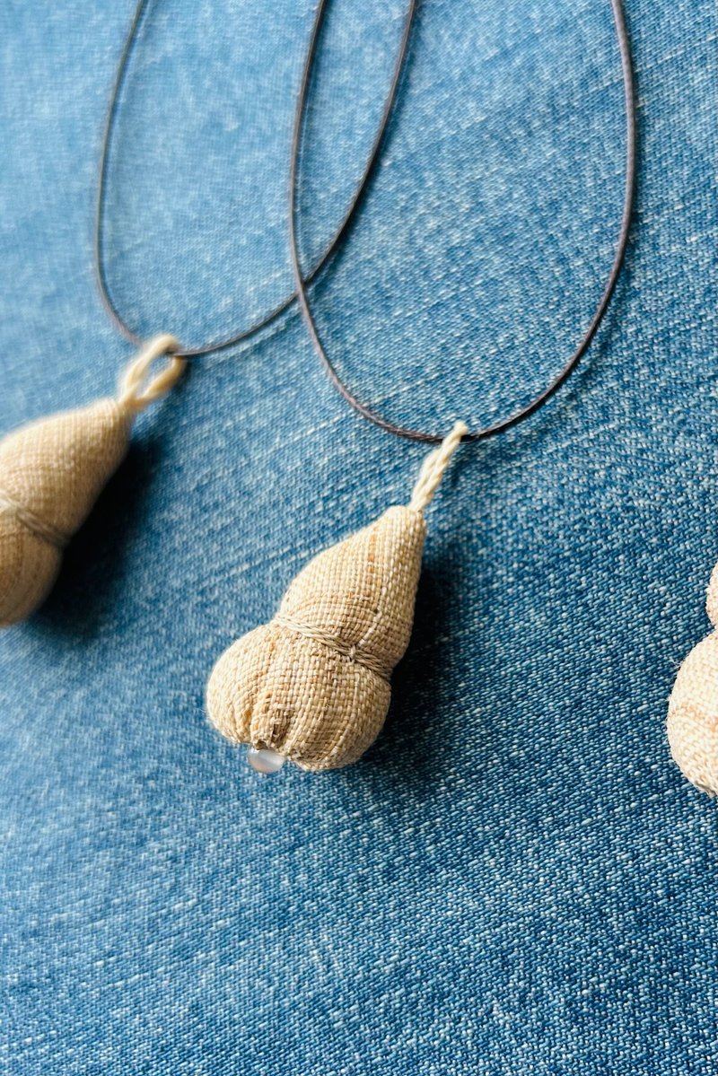 壹染指香包 | 非遗夏布 葫芦 挂饰 包挂 |手缝 内填合 - 项链 - 棉．麻 卡其色