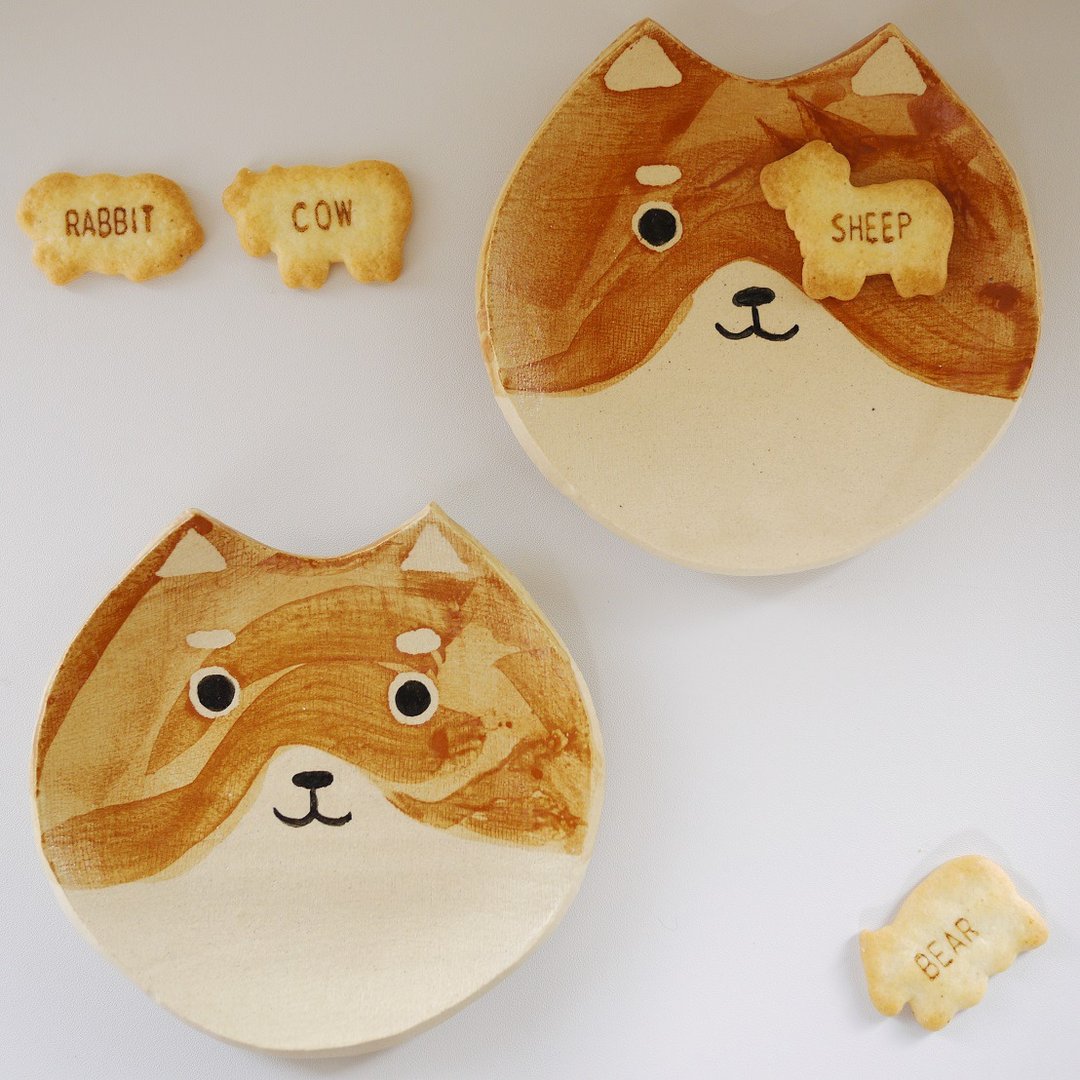 Small plate of red shiba - 浅碟/小碟子 - 陶 咖啡色