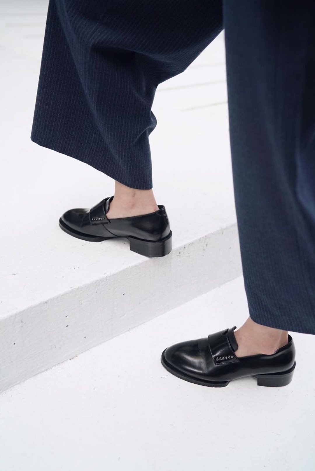 Black Rivets silp-on Lady shoes - 女款休闲鞋 - 真皮 黑色