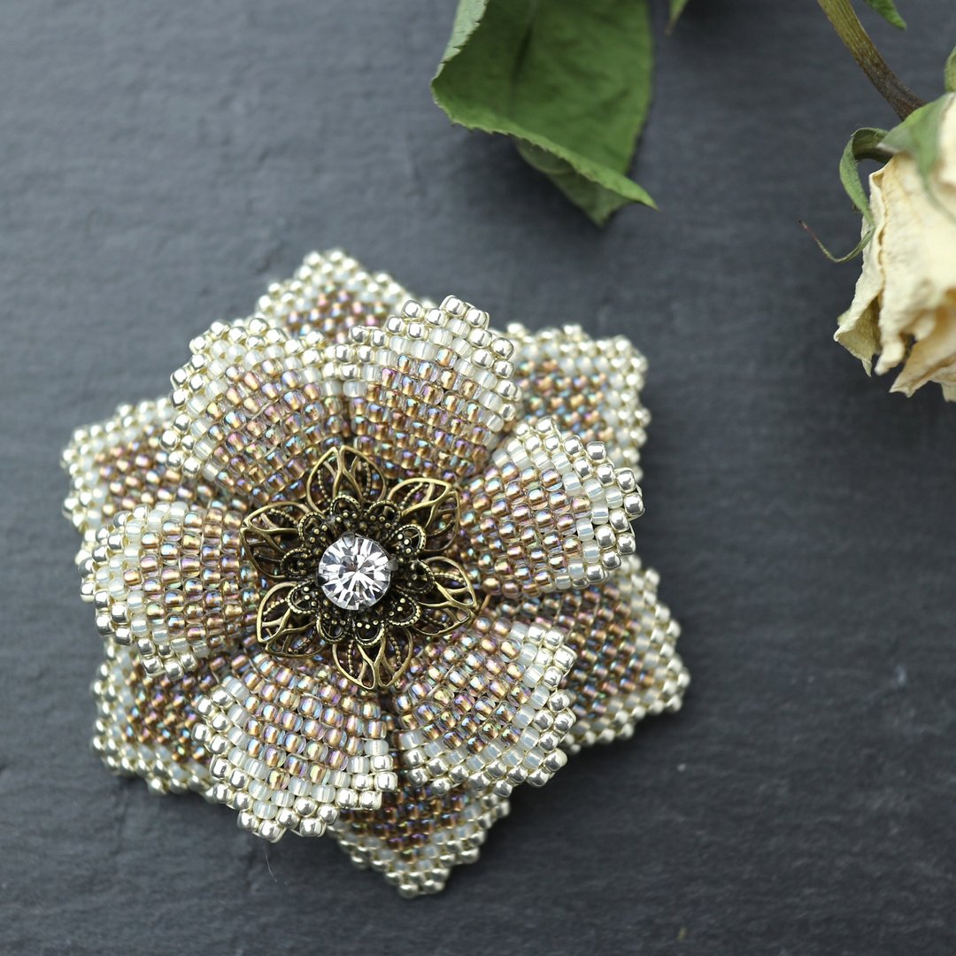 Beaded Flower Brooch (Beige) - 胸针 - 玻璃 咖啡色