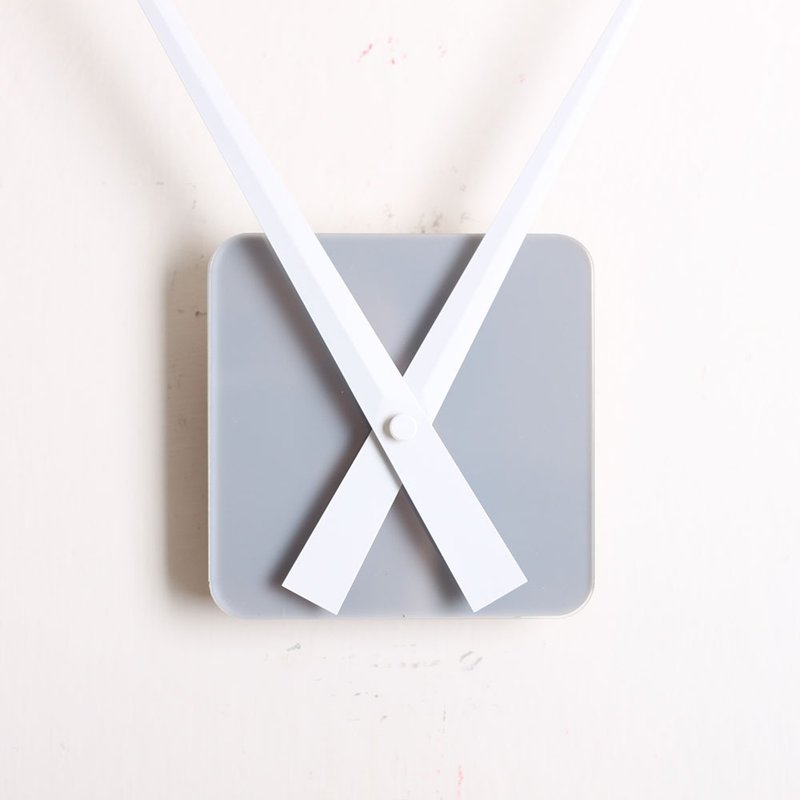 LOO 静音挂墙钟 | 白色指针. 灰色 - 时钟/闹钟 - 压克力 灰色