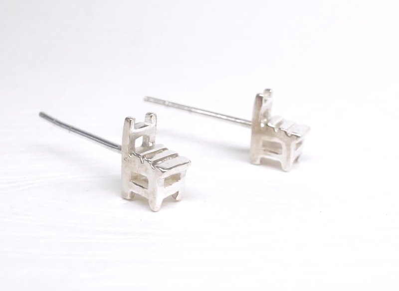 《二毛银》【童年回忆，迷你学生木椅子纯银耳环】（一对） - 耳环/耳夹 - 其他金属 