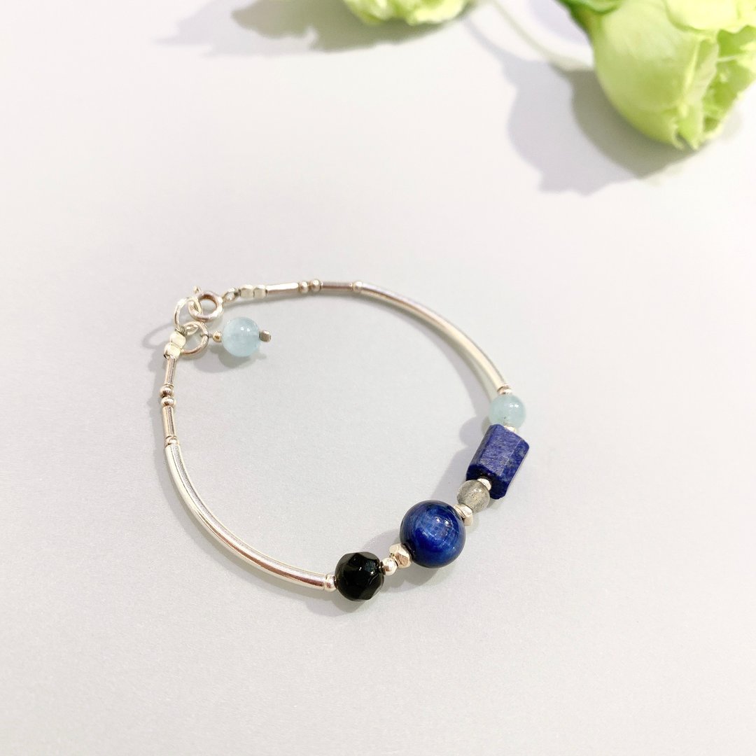 Ops Kyanite bracelet - 蓝晶石/沟通力/海水蓝宝/青金石/黑玛瑙 - 手链/手环 - 其他金属 蓝色