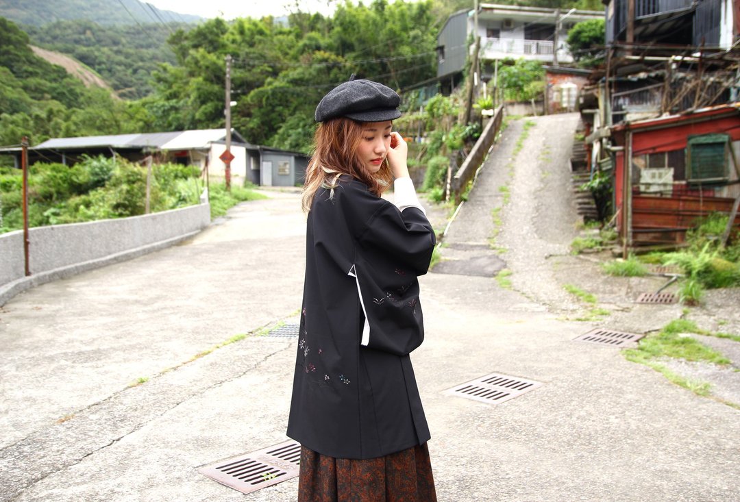 Back to Green::  日本带回正古着羽织 后方刺绣五彩花卉  vintage kimono - 女装休闲/机能外套 - 丝．绢 黑色