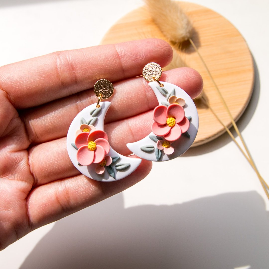 LUNA DANGLES HANDMADE POLYMER CLAY EARRINGS - 耳环/耳夹 - 塑料 白色