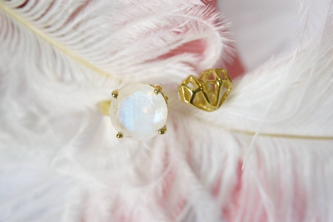 Natural Rainbowmoonstone Heart Design Silver925 Ring - 戒指 - 纯银 白色