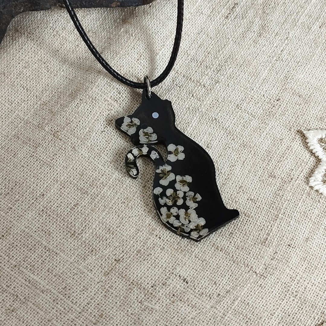 带干花的黑猫吊坠。黑猫项链。绳子上的树脂猫 - 项链 - 树脂 黑色