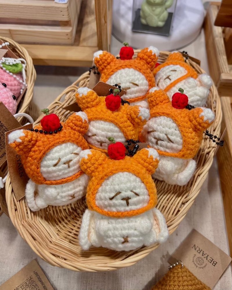 戴帽子的兔子 - 钥匙链/钥匙包 - 绣线 橘色