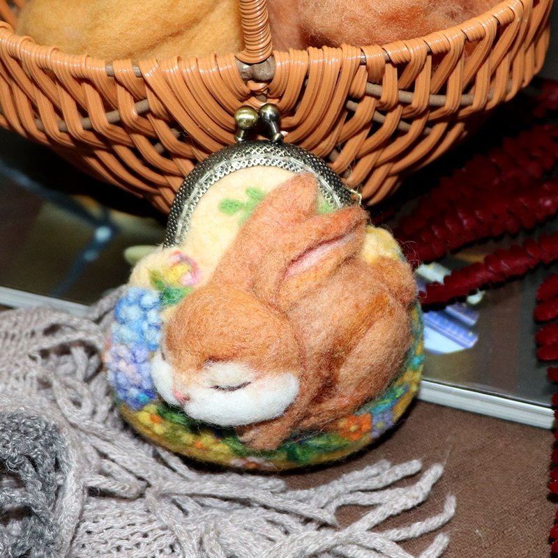 【羊毛毡】迷你口金包-小动物与花草系列-甜睡的小兔子 - 零钱包 - 羊毛 咖啡色