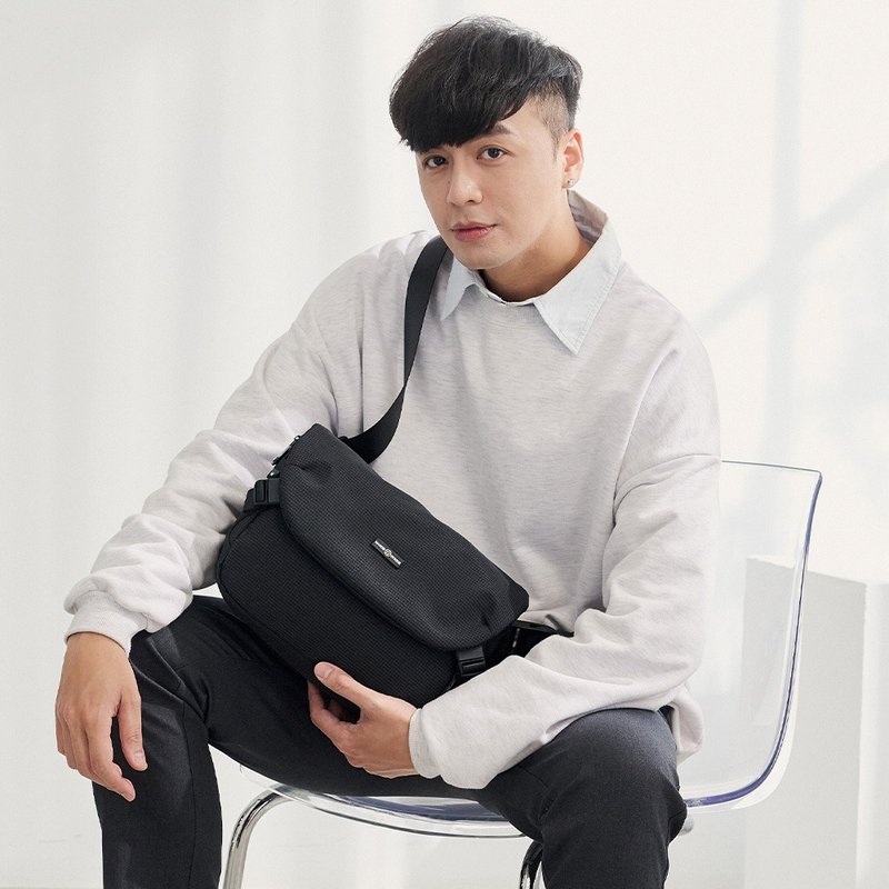 MANDE RHODE - 格纹磁插扣掀盖斜背包 - A5895K - 侧背包/斜挎包 - 聚酯纤维 黑色