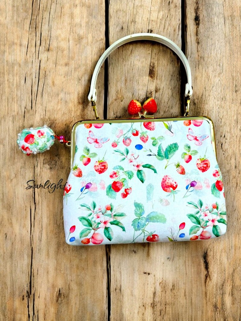 日光小巷手做 水彩晕染可爱草莓手做口金包斜背包万用包 - 侧背包/斜挎包 - 棉．麻 