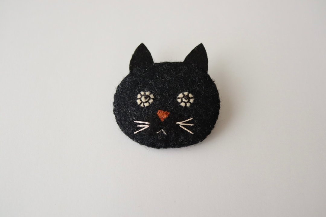 假装糊涂的黑猫胸针 - 胸针 - 羊毛 黑色