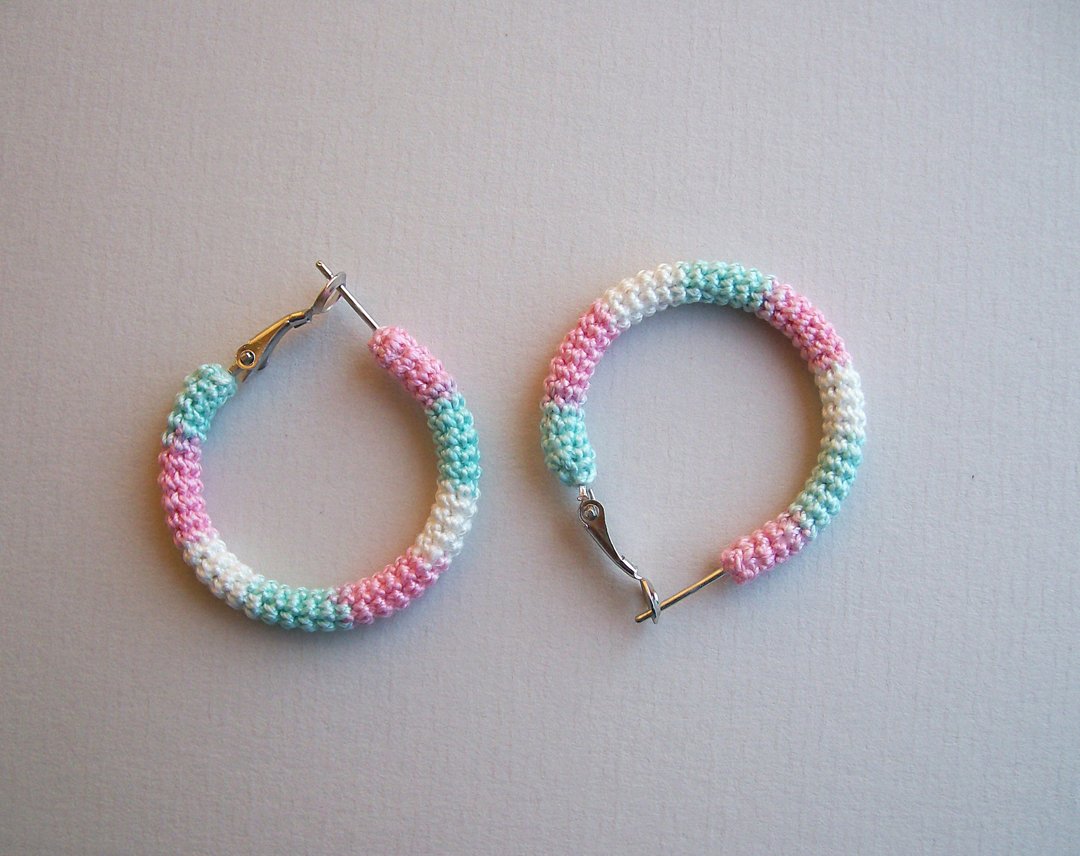 Marshmallows Crochet Tube Hoops, Small Pastel Hoop Earrings - 耳环/耳夹 - 绣线 粉红色