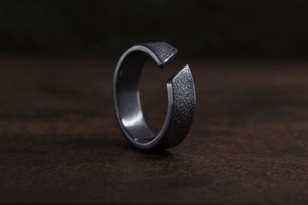 炭墨黑 革纹 纯银戒指 Emboss Texture Ring - 戒指 - 纯银 黑色