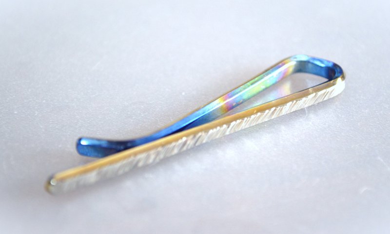 钛金属领带夹・锻造纯钛领带夹・槌纹闪耀夺目・虹彩・C・52mm - 领带/领带夹 - 其他金属 多色