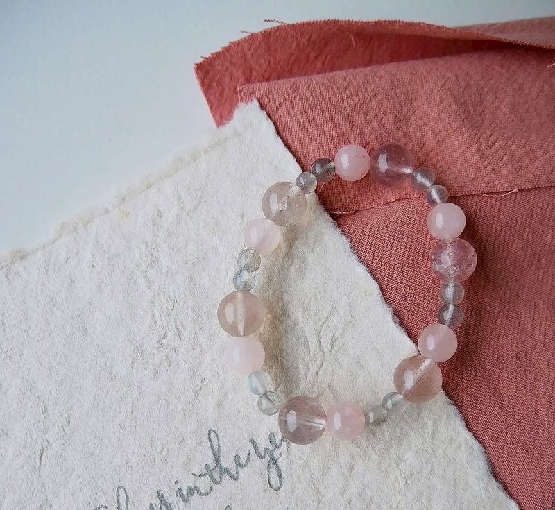 灰月光/粉水晶/草莓晶--Lovely Dolly安定疗愈聚集好运 - 手链/手环 - 水晶 粉红色