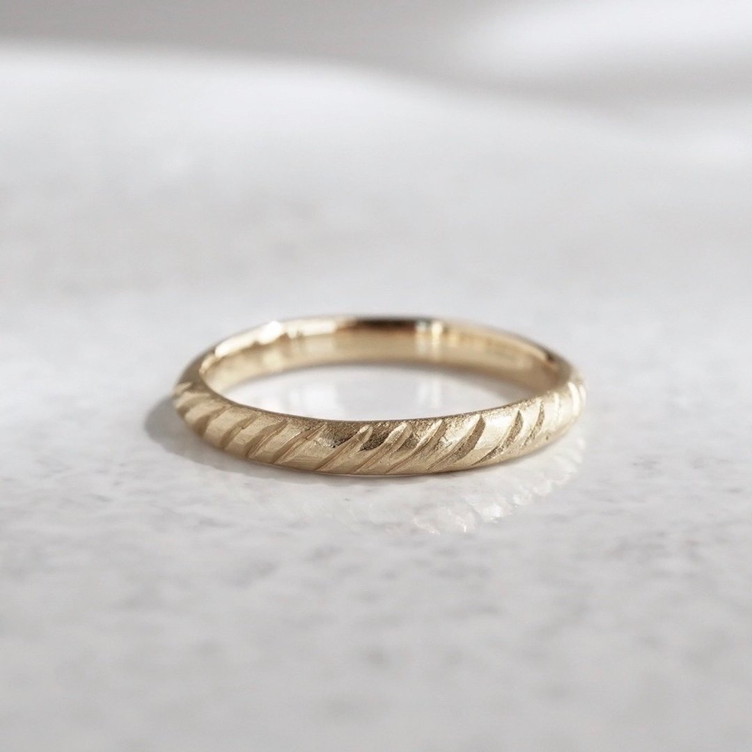 Carved ring R083K10 - 戒指 - 其他金属 金色