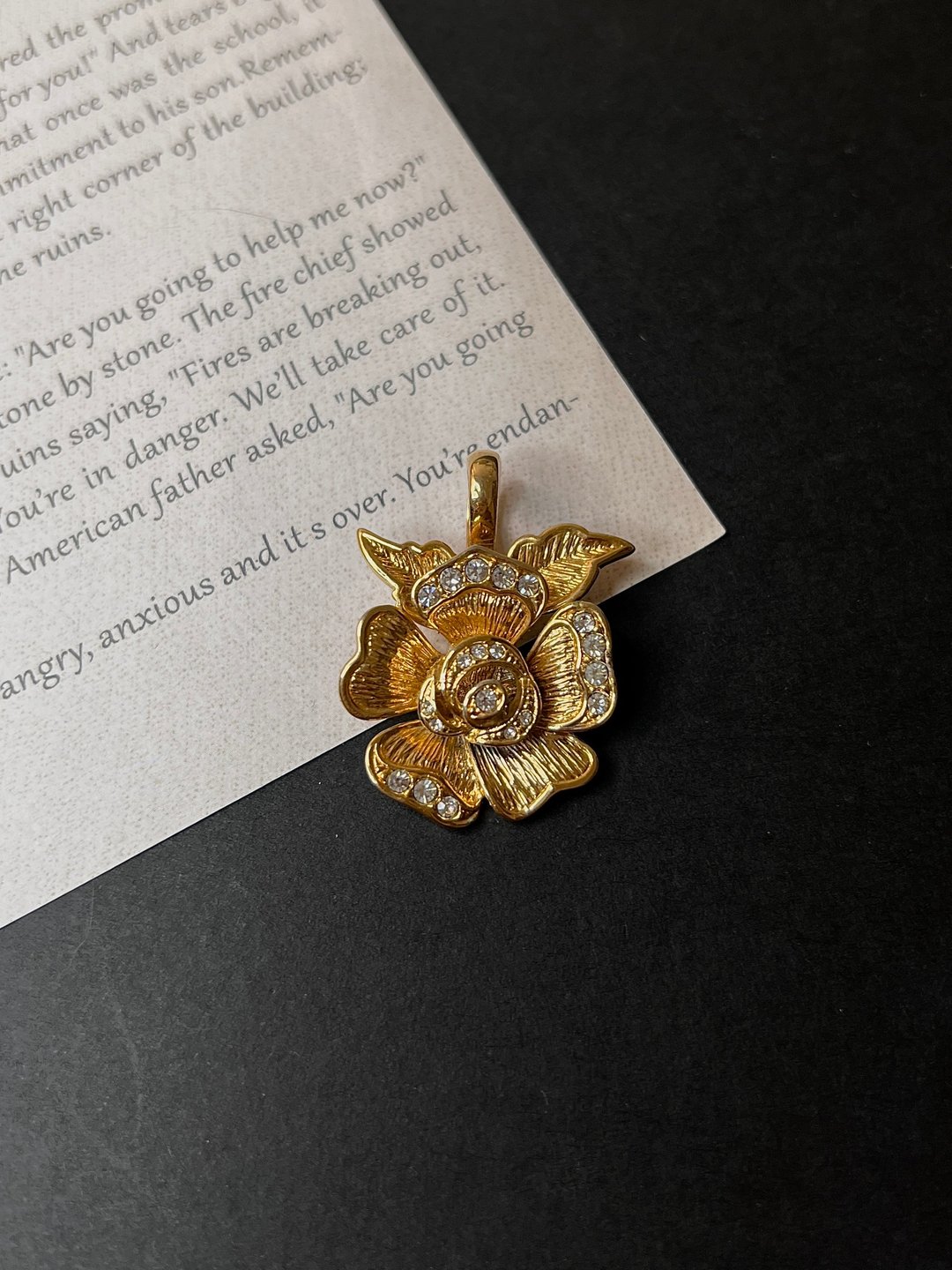 金色玫瑰莱茵石项链扣/ 坠饰 - 项链 - 其他金属 金色