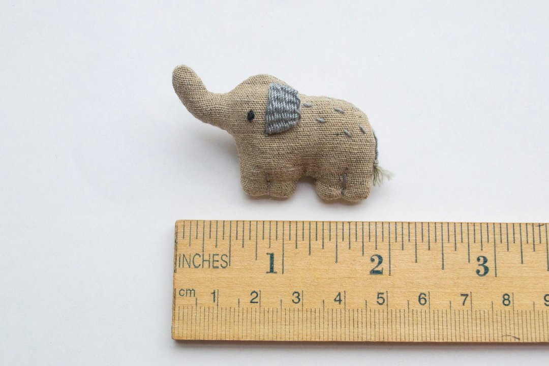 大象胸針 Elephant brooch pin - Elle - 胸针 - 棉 灰色