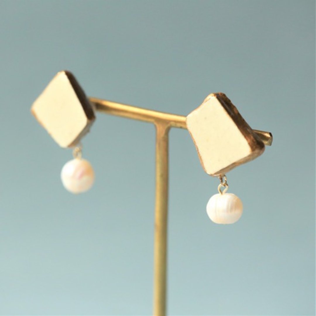 Karatsu ware porcelain piece Kintsugi pierced Clip-On/ white porcelain piece / freshwater pearl - 耳环/耳夹 - 陶 白色