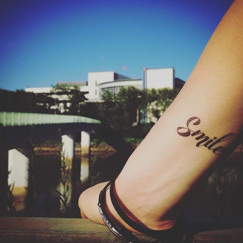 OhMyTat 微笑 Smile 英文字刺青图案纹身贴纸 (2 张) - 纹身贴 - 纸 黑色