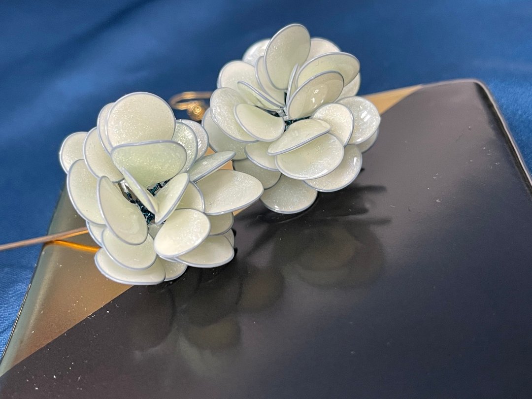 My Deer 水晶花耳环—白椿 - 耳环/耳夹 - 树脂 白色