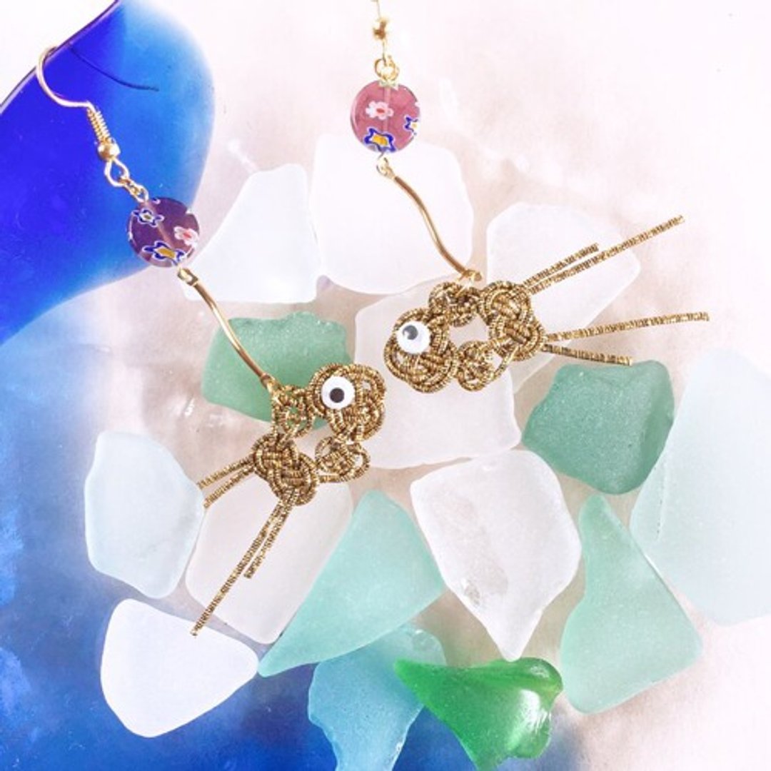Goldfish and millefiori earrings made with mizuhiki - 耳环/耳夹 - 玻璃 金色