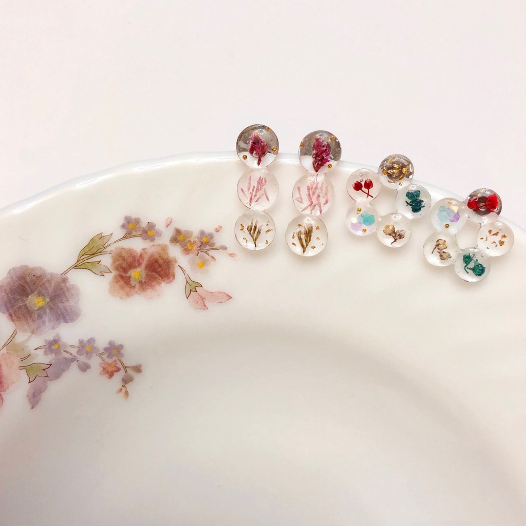 透明花瓣耳环 耳夹 原创 手作 干燥花 日本树脂 透明 圆形 小花 - 耳环/耳夹 - 树脂 多色