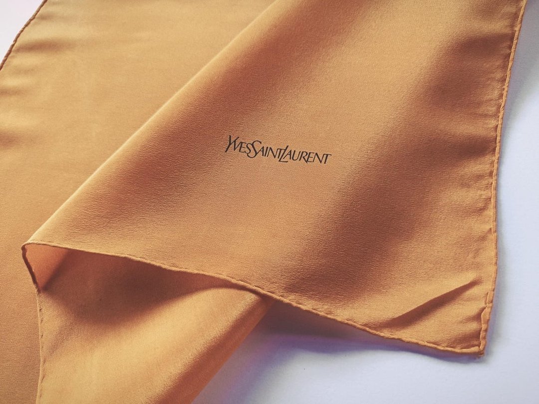 古董 Yves Saint Laurent 橘色丝巾，22x23 英寸，手工卷边，100% - 丝巾 - 丝．绢 卡其色