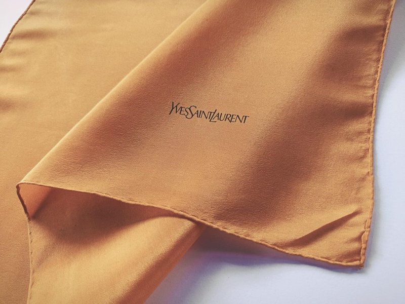 古董 Yves Saint Laurent 橘色丝巾，22x23 英寸，手工卷边，100% - 丝巾 - 丝．绢 卡其色