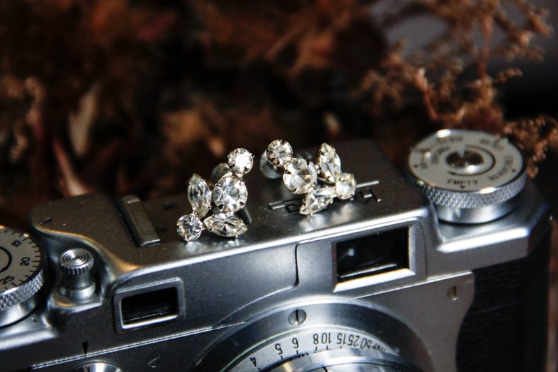 【老饰品/西洋老件】VINTAGE叶子造型银色莱茵石古着夹式耳环 - 耳环/耳夹 - 其他金属 银色